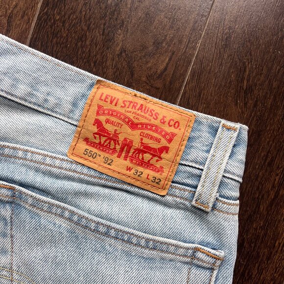 Levis 550 '92 Relaxed Taper Fit Men's Jeans - Light Wash - Picture 3 of 5